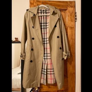 Women’s Tan Trenchcoat Size 4